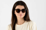 Mujer con gafas de sol Ivy, ojo de gato de madera bicolor con lente polarizada