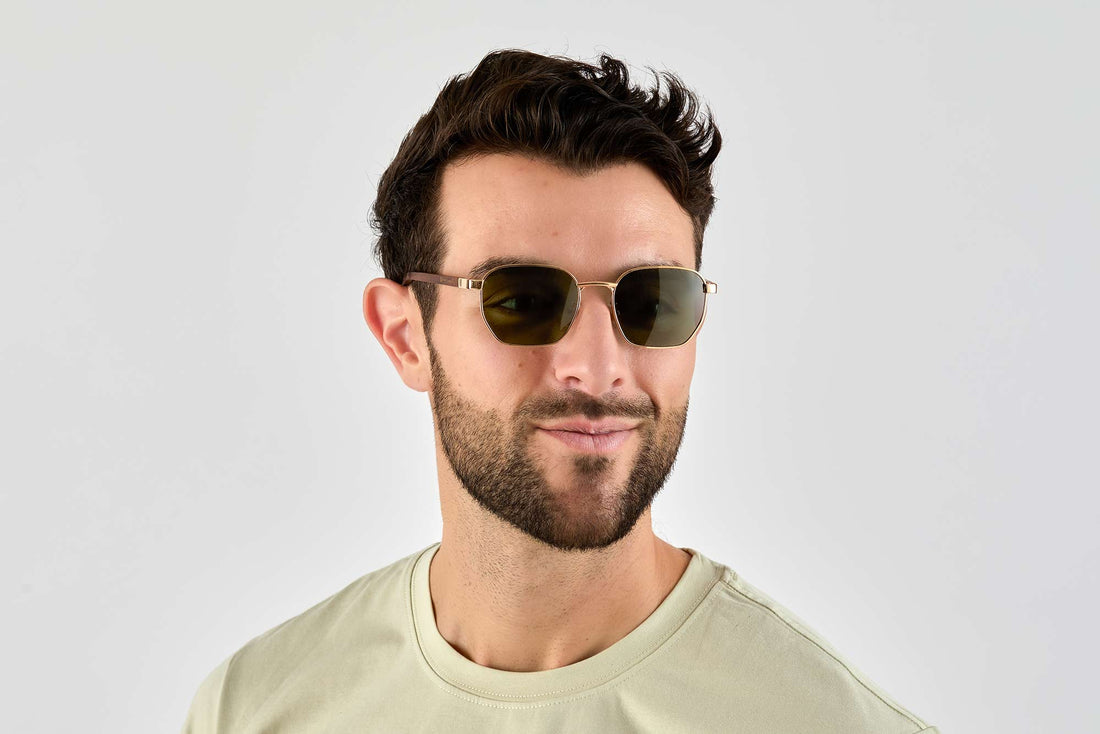 Hombre con Arlo, gafas de sol retro cuadradas doradas