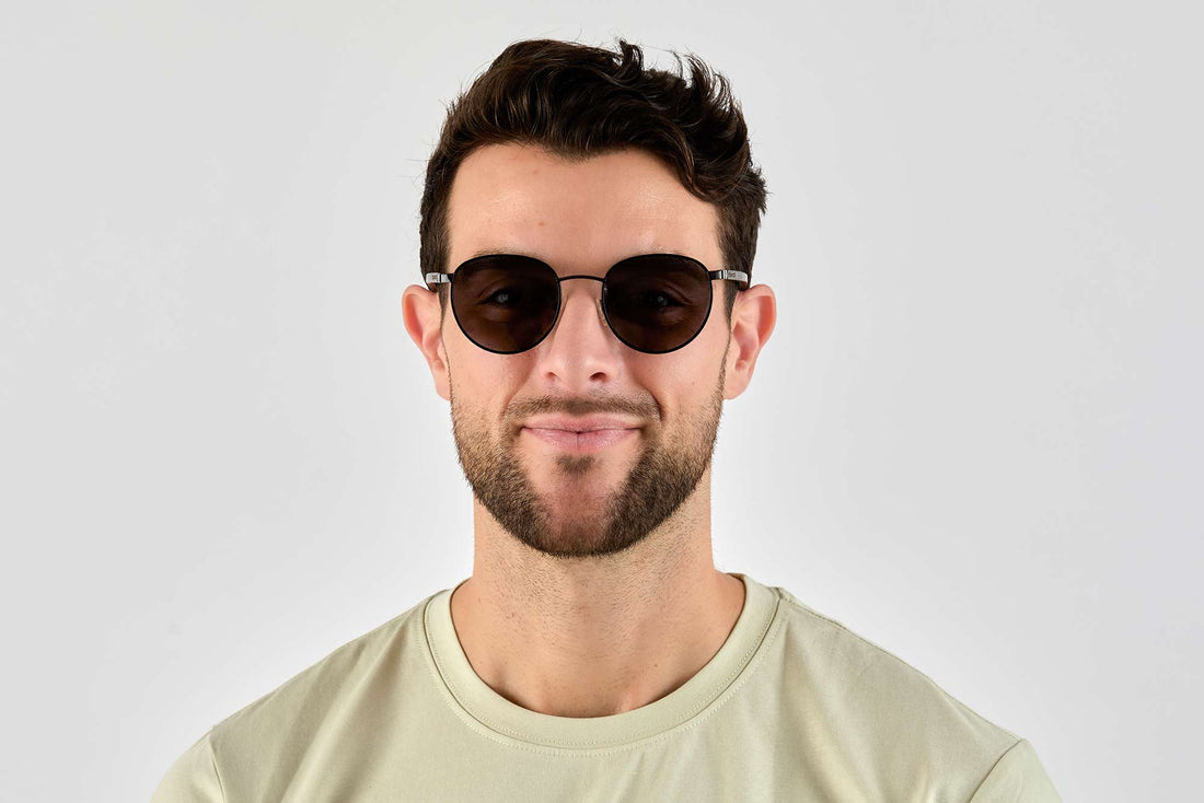 Hombre con gafas de sol Austin negras , redondas de metal negro