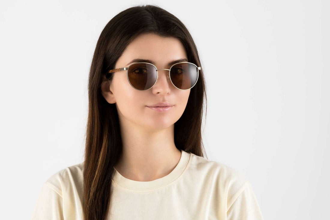Mujer con gafas de sol Austin Gold, redondas de metal dorado