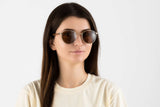 Mujer con gafas de sol Austin Gold, redondas de metal dorado