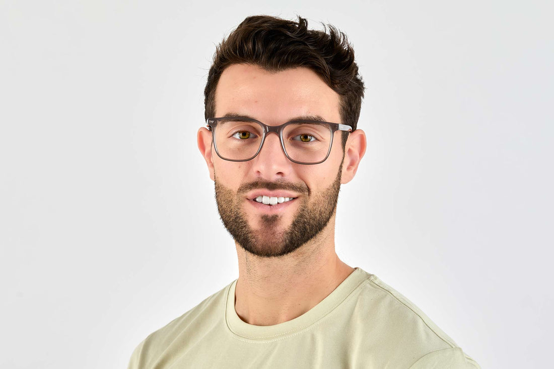 Hombre con gafas de acetato Marvel grises, cuadradas y sobredimensionadas