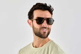 Hombre con Runner, gafas de sol de aviador de tortuga verde