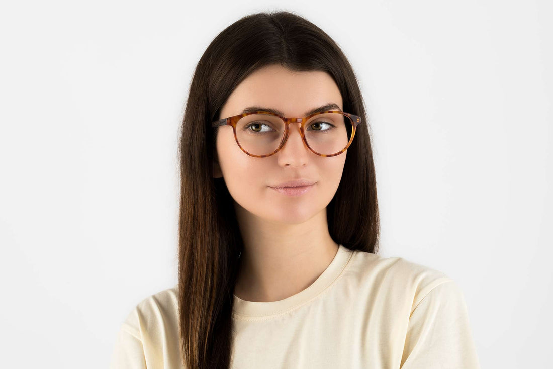 Mujer con gafas ovaladas naranja esperanza, naranja tortuga