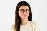 Mujer con gafas ovaladas naranja esperanza, naranja tortuga
