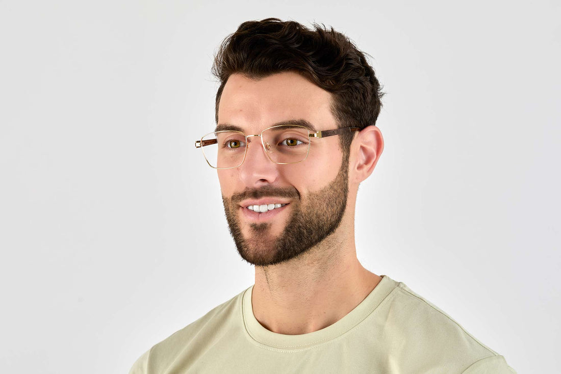 Hombre con gafas de oro rubio