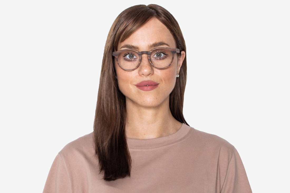 Mujer con gafas retro redondas de palo de rosa