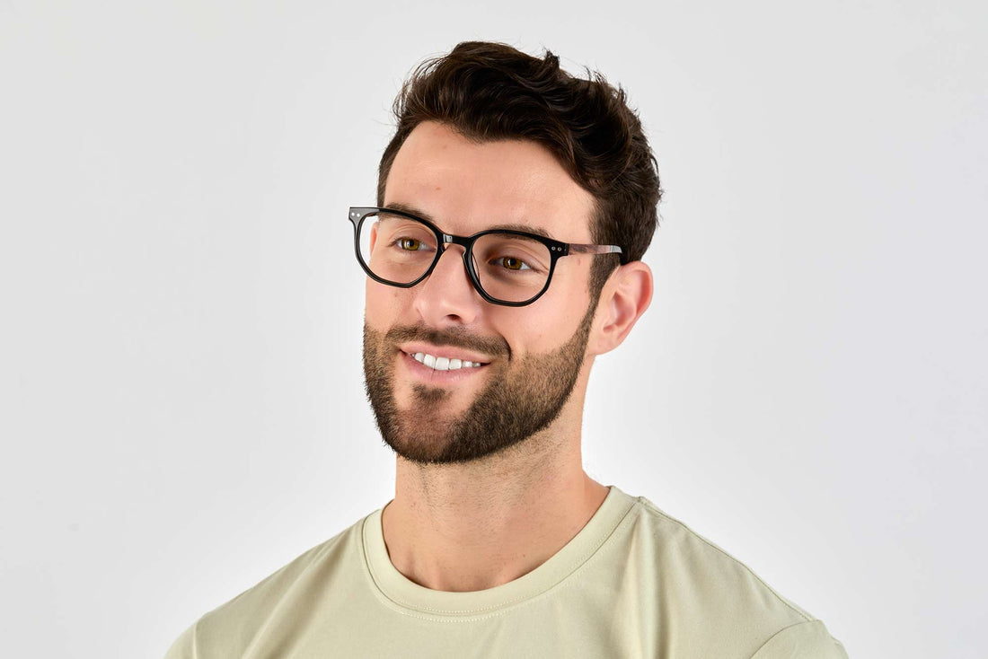 Hombre con Faith Black, gafas geométricas de acetato negro