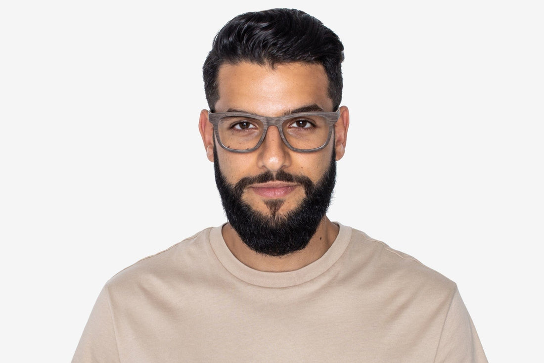 Hombre con gafas de madera de nogal, marrones y cuadradas 