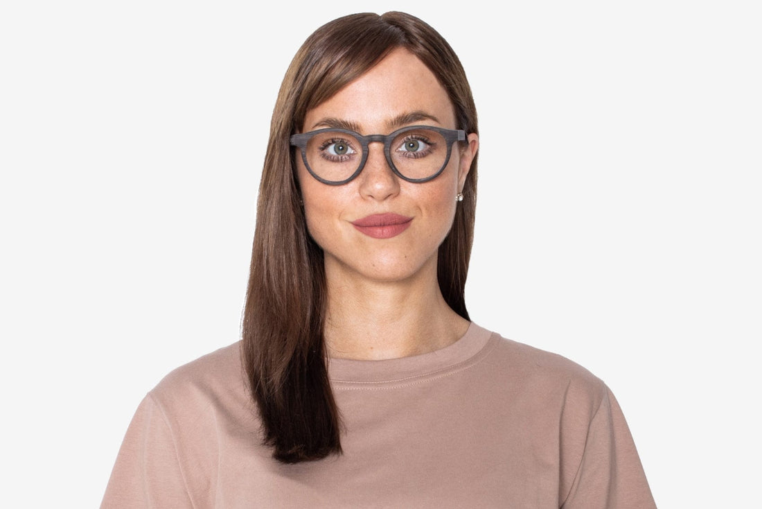 Mujer con Gafas de Madera de Roble Redondas Retro, Negras y Alegres