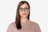 Mujer con Gafas de Madera de Roble Redondas Retro, Negras y Alegres