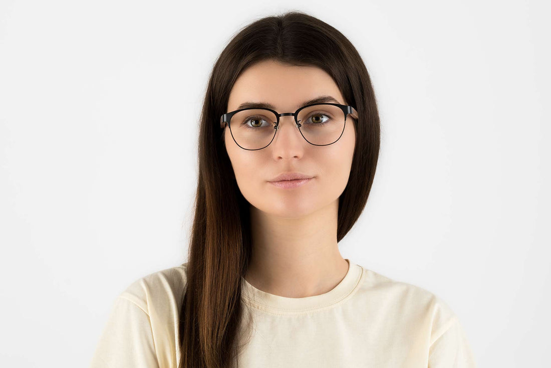 Mujer vestida de Negro Honesto, Gafas de pasta negras