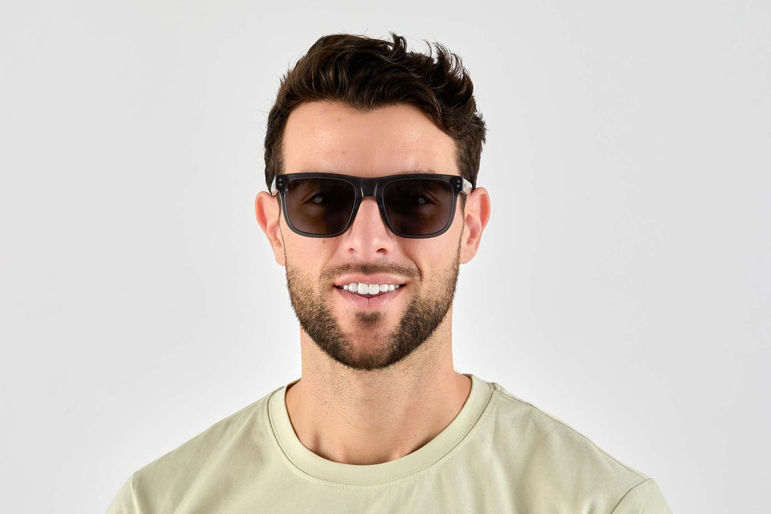 Hombre con Grayson, gafas de sol cuadradas azul marino