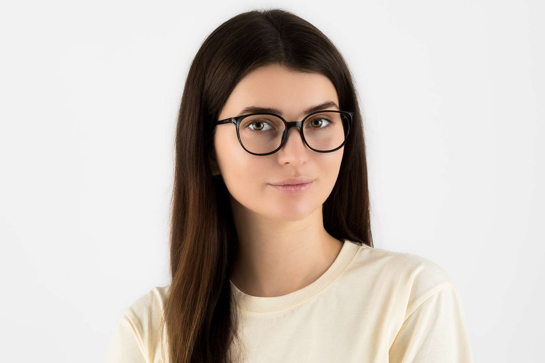 Mujer con gafas ovaladas de acetato negro sereno