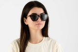 Mujer con gafas de sol Stella, Cat-Eye Tortoise con lentes grises