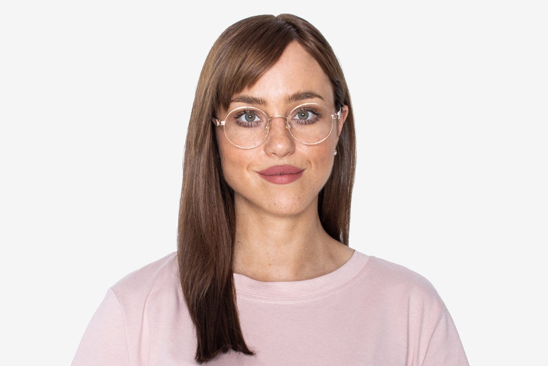 Mujer con gafas redondas de metal dorado rosa Joy