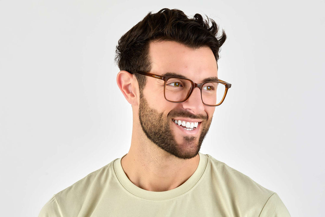 Hombre con gafas marvel marrones