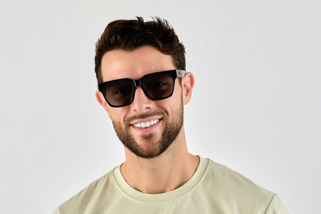 Hombre con Ava, gafas de sol cuadradas negras de gran tamaño