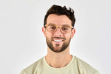 Hombre con gafas rubias y rectangulares de madera de cebra amarilla
