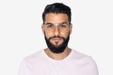 Hombre con gafas de aviador sobredimensionadas Purpose Gold