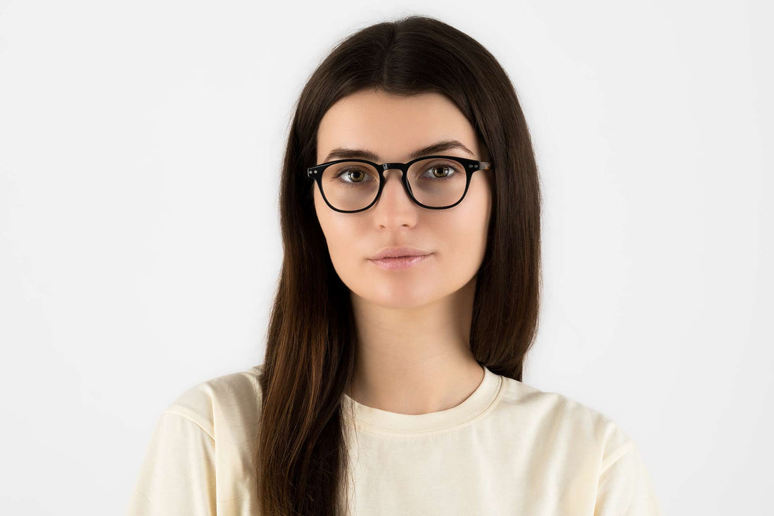 Mujer con Dash Black, gafas retro cuadradas de acetato negro