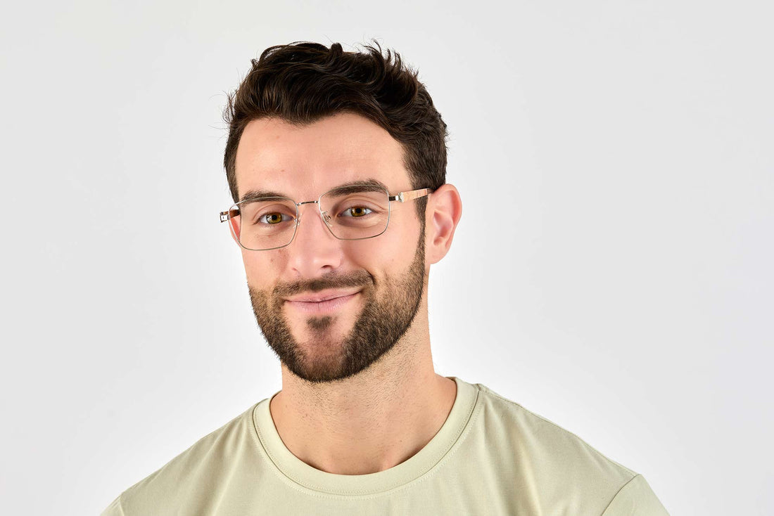 Hombre con gafas cuadradas de plata, metal plateado