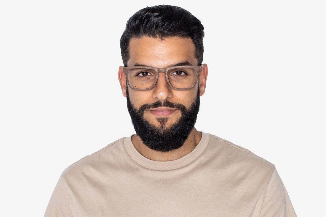 Hombre con gafas de madera de roble marrón, rectangulares y atrevidas