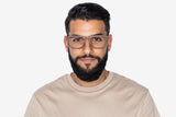 Hombre con gafas de madera de roble marrón, rectangulares y atrevidas