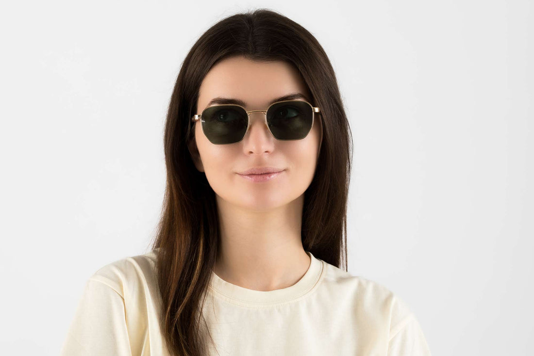 Mujer con Arlo, gafas de sol retro cuadradas doradas