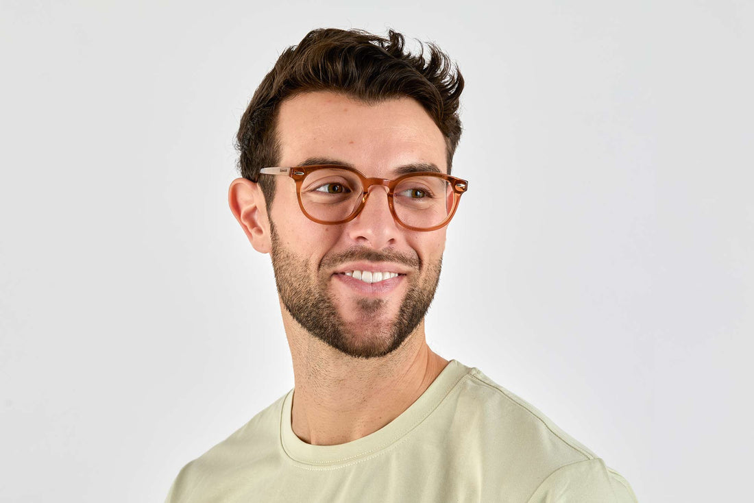 Hombre con gafas de montura gruesa marrón feroz, marrón claro