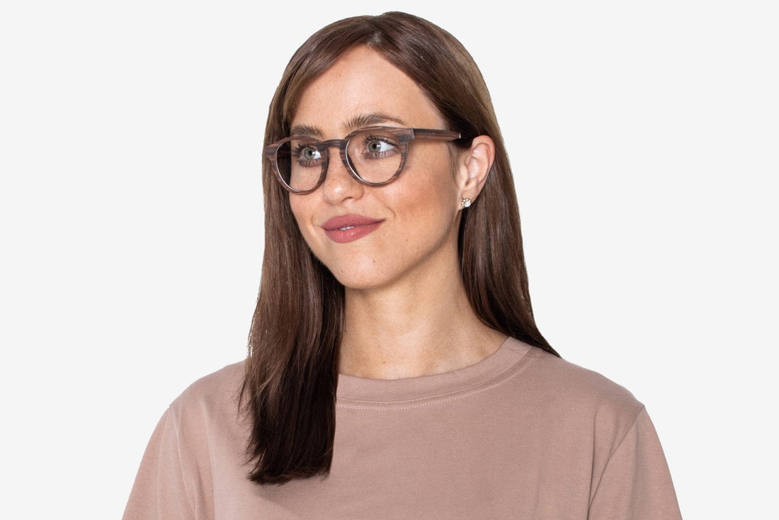 Mujer con gafas retro redondas de palo de rosa