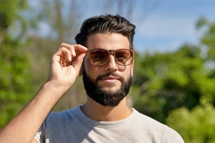 Hombre con gafas de sol cuadradas marrón degradado, color avellana