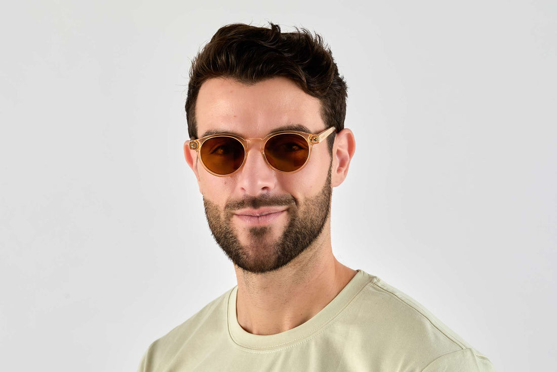 Hombre con gafas de sol Jazz, marrones, redondas y pequeñas