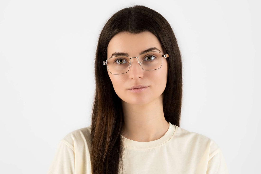 Mujer con gafas cuadradas de plata, metal plateado