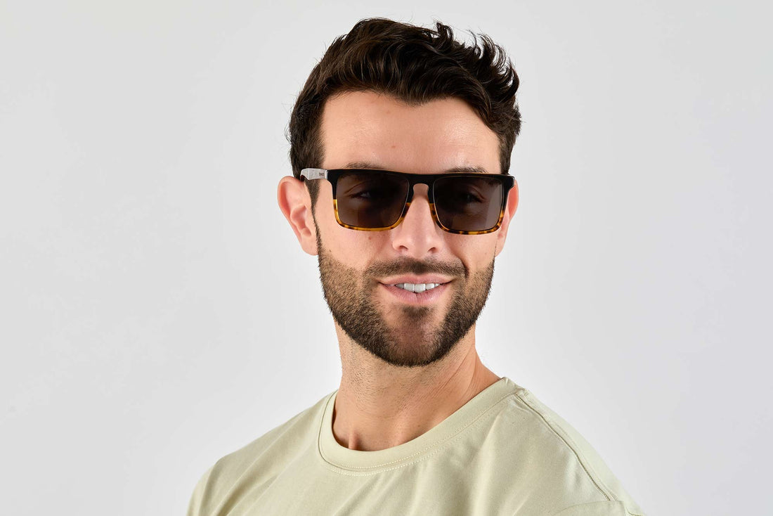 Hombre con Félix, gafas de sol rectangulares de tortuga amarilla