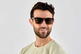 Hombre con Félix, gafas de sol rectangulares de tortuga amarilla