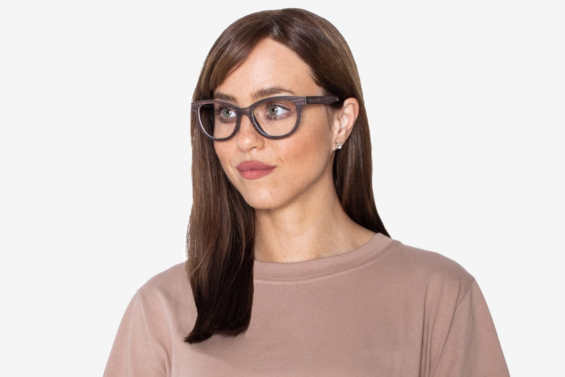 Mujer con gafas de madera de ojo de gato y charm morado