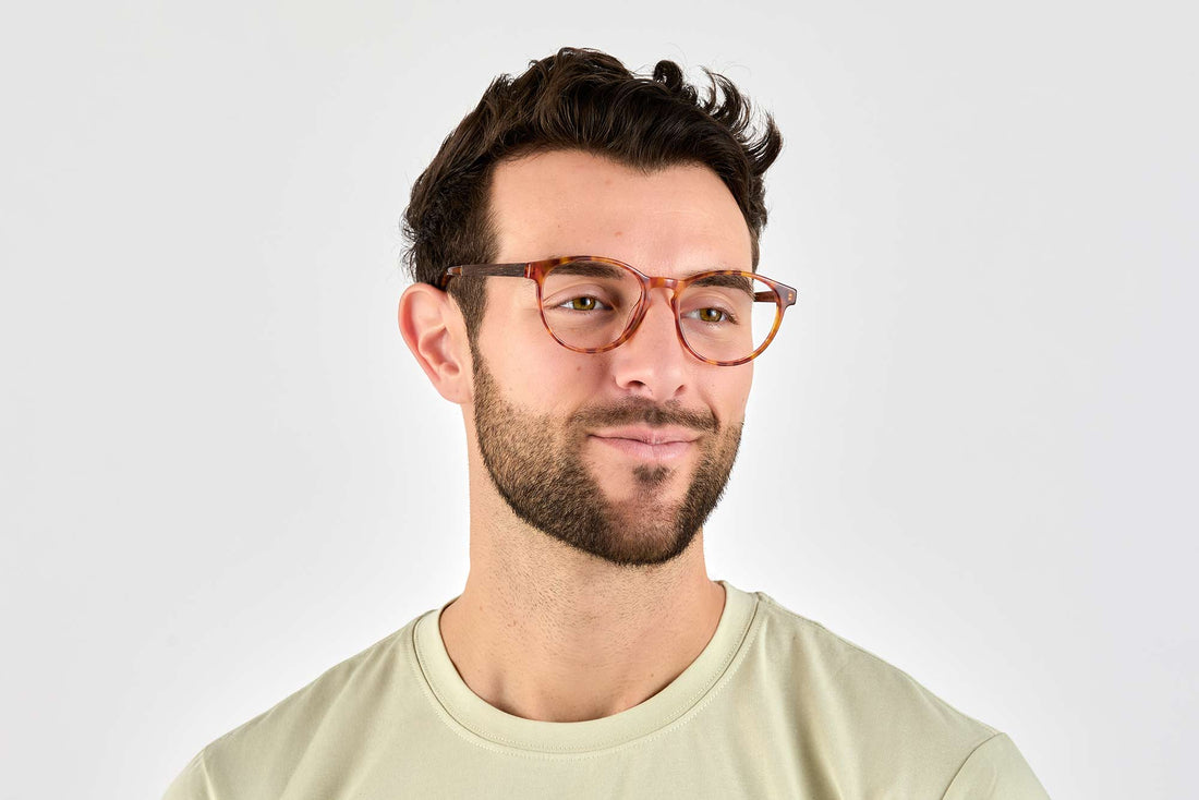 Hombre con gafas ovaladas naranja esperanza, naranja tortuga