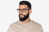 Hombre con Gafas Negras Negras Rectangulares de Madera de Roble Negro