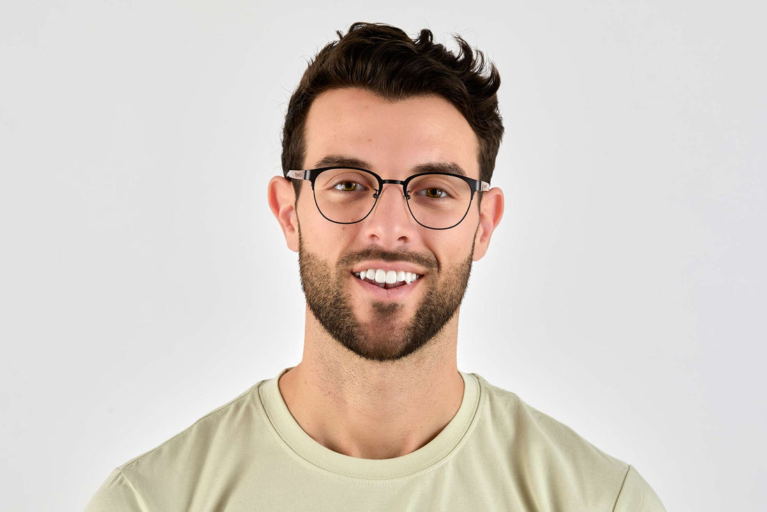 Hombre con gafas de sol de color negro honesto