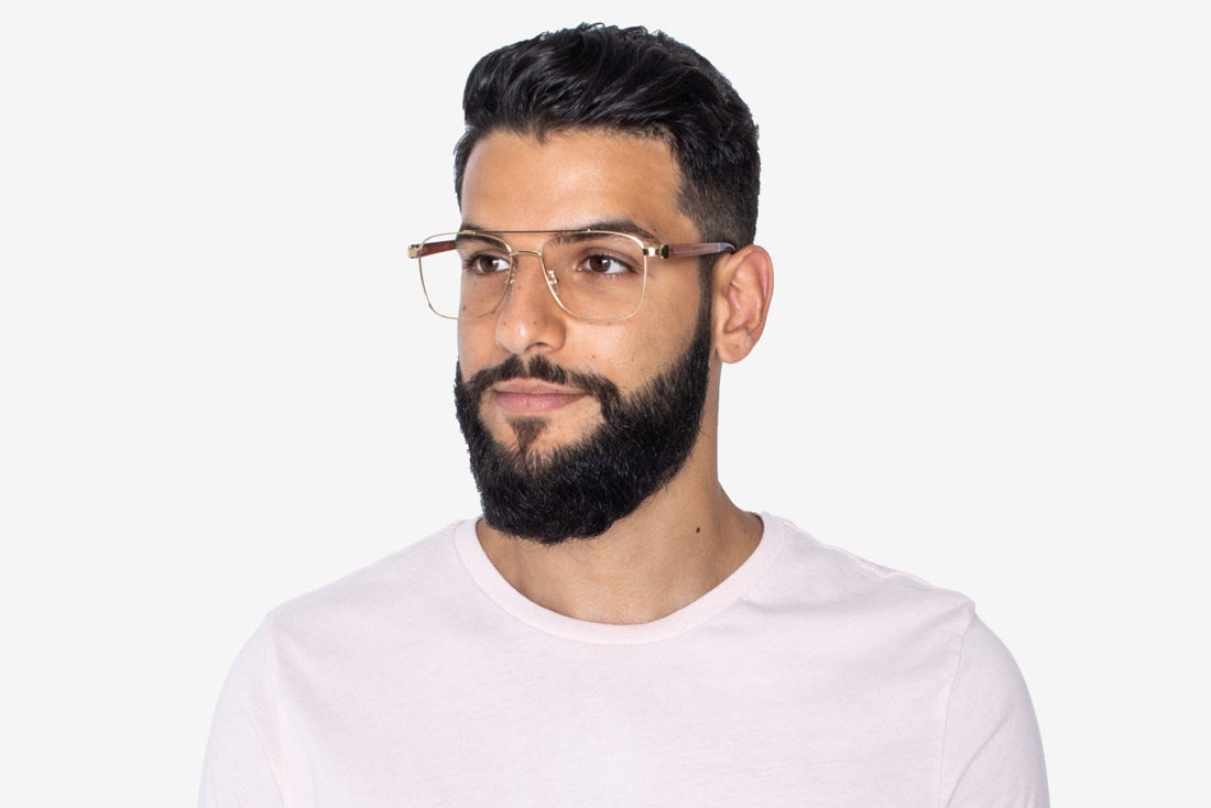 Hombre con gafas de aviador cuadradas retro Drive Gold