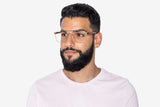 Hombre con gafas de aviador cuadradas retro Drive Gold