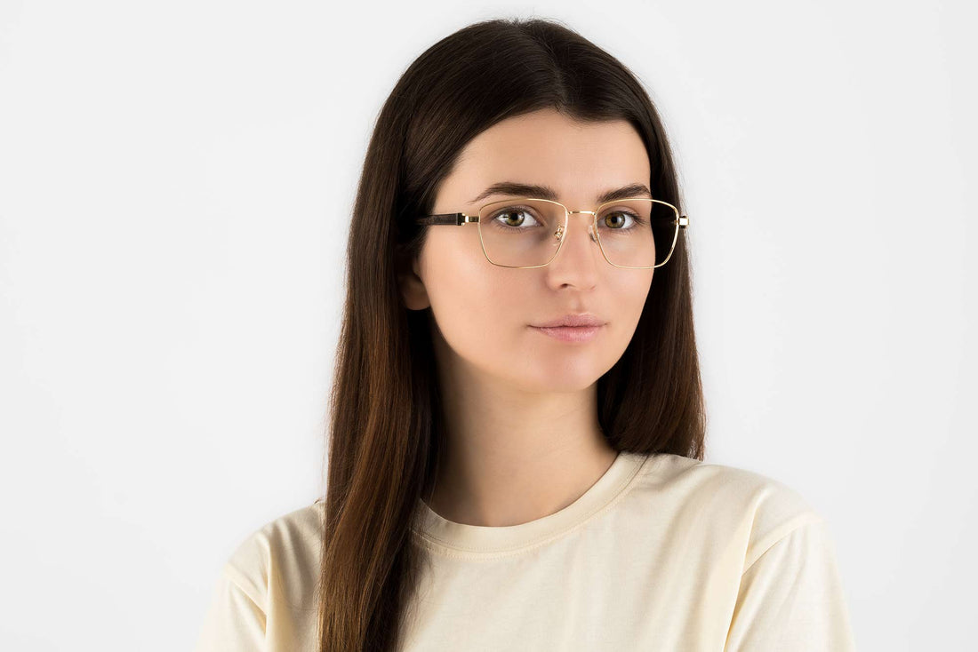 Mujer con gafas cuadradas de metal dorado y oro claro