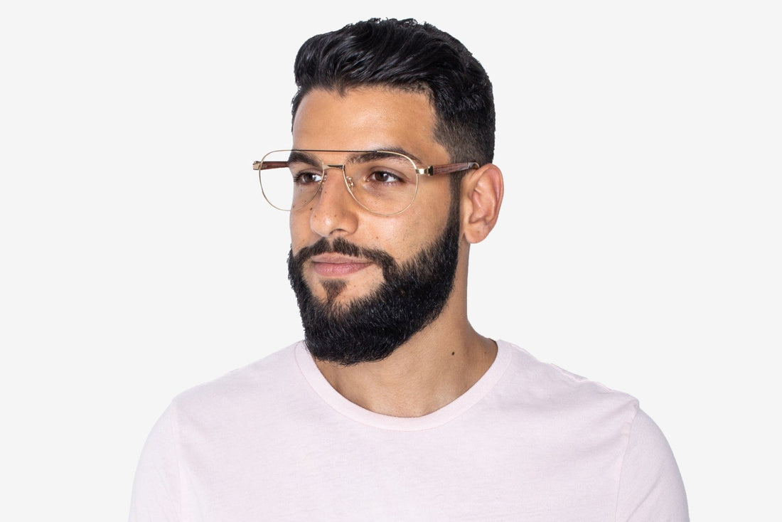 Hombre con gafas de aviador sobredimensionadas Purpose Gold