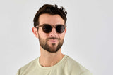 Hombre con gafas de sol Ralph , retro redondas de madera