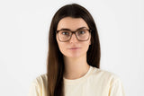 Mujer con gafas Marvel de acetato marrón, cuadradas y de gran tamaño