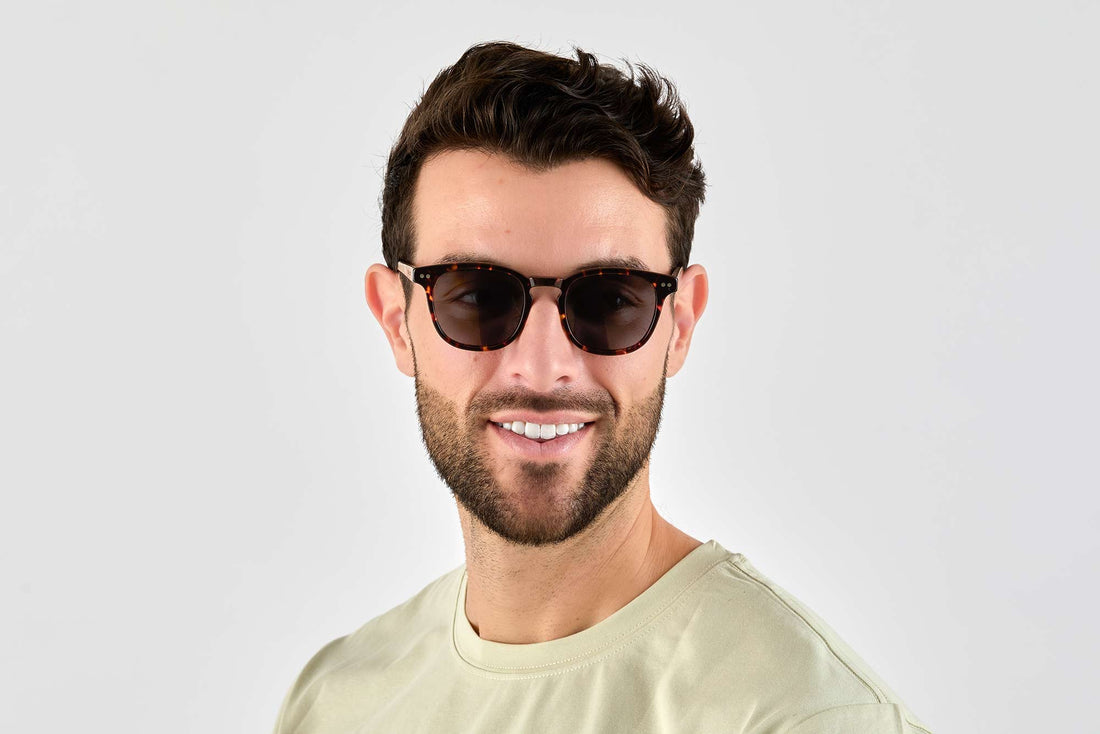 Hombre con Carter, gafas de sol cuadradas retro de tortuga verde
