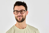 Hombre con gafas de montura negra, redondas y gruesas