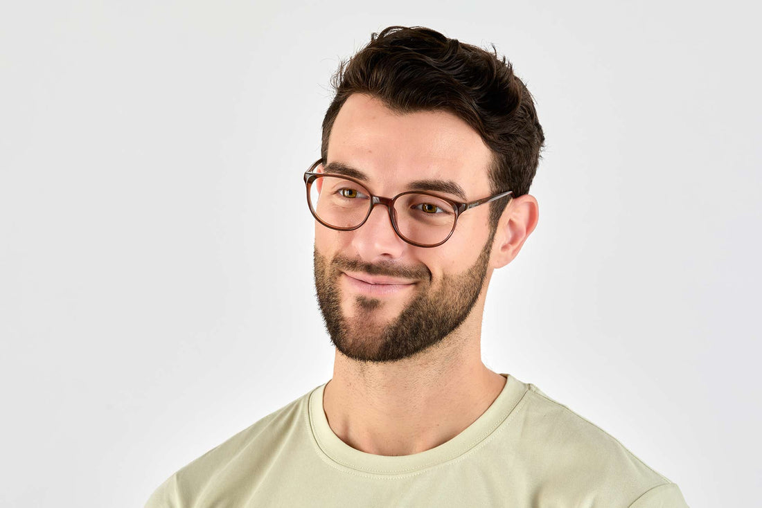 Hombre con gafas ovaladas de acetato marrón sereno
