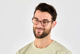 Hombre con gafas ovaladas de acetato marrón sereno